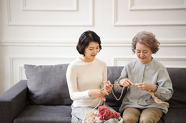 포토 JPG 여자 노년 딸 행복 할머니 거실 가족 모녀 엄마 실내 웃음 앉기 상반신 성인 두명 앞모습 30대 소파 한국인 뜨개질 60대 즐거움 여자만 국내포토 감정 뷰포인트 의자 관계 모션 표정 사람 동양인 취미 내부 장년 파일형식