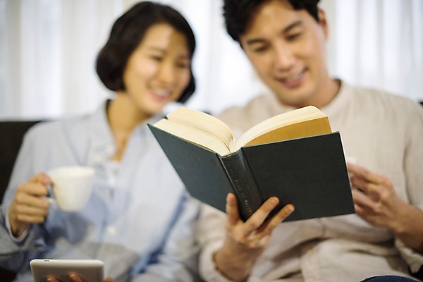 포토 JPG 부부 여자 남자 행복 커피 거실 가족 실내 웃음 앉기 상반신 성인 두명 앞모습 아웃포커스 책 30대 태블릿 독서 한국인 즐거움 국내포토 커플 감정 음료 뷰포인트 관계 모션 촬영기법 표정 사람 동양인 내부 장년 전자제품 스마트기기 파일형식