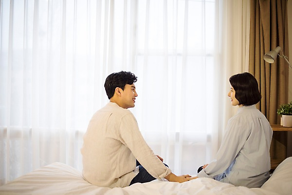 포토 JPG 부부 응시 여자 남자 행복 여유 가족 실내 웃음 앉기 상반신 성인 두명 옆모습 30대 마주보기 손잡기 침실 한국인 침대 국내포토 커플 시선 감정 뷰포인트 가구 관계 모션 표정 사람 동양인 내부 장년 파일형식