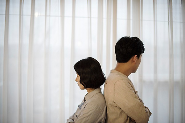 포토 JPG 부부 여자 남자 가족 실내 서기 상반신 성인 두명 옆모습 30대 팔짱 침실 한국인 등맞대기 부부싸움 국내포토 커플 뷰포인트 관계 모션 사람 동양인 내부 장년 싸움 파일형식