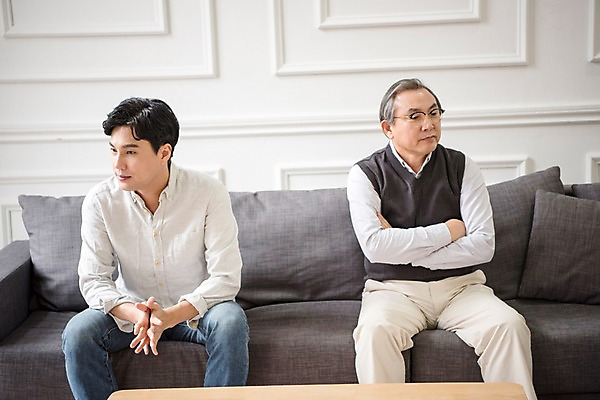 포토 JPG 할아버지 노년 남자 아들 가족 실내 앉기 상반신 성인 두명 앞모습 30대 소파 한국인 아빠 60대 단절 부자지간 남자만 국내포토 뷰포인트 의자 관계 모션 사람 동양인 내부 장년 파일형식