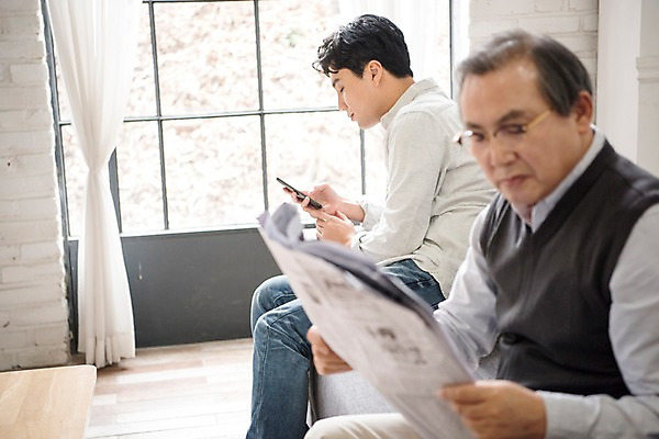 포토 JPG 할아버지 노년 남자 아들 창문 가족 실내 앉기 상반신 성인 두명 옆모습 30대 스마트폰 소파 한국인 신문 아빠 60대 단절 부자지간 남자만 국내포토 뷰포인트 의자 관계 모션 사람 동양인 내부 간행물 장년 핸드폰 스마트기기 뉴스 파일형식