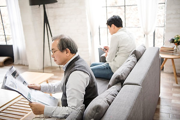 포토 JPG 할아버지 노년 남자 아들 가족 실내 앉기 상반신 성인 두명 옆모습 30대 스마트폰 소파 한국인 아빠 60대 단절 부자지간 남자만 국내포토 뷰포인트 의자 관계 모션 사람 동양인 내부 장년 핸드폰 스마트기기 파일형식