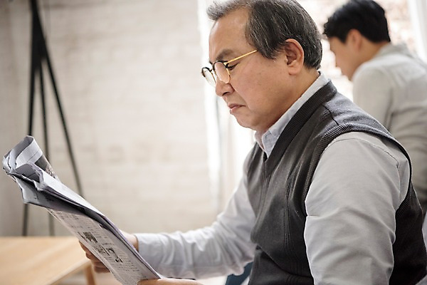 포토 JPG 할아버지 노년 남자 아들 가족 실내 앉기 상반신 성인 두명 옆모습 아웃포커스 30대 한국인 신문 아빠 60대 단절 부자지간 남자만 국내포토 뷰포인트 관계 모션 촬영기법 사람 동양인 내부 간행물 장년 뉴스 파일형식