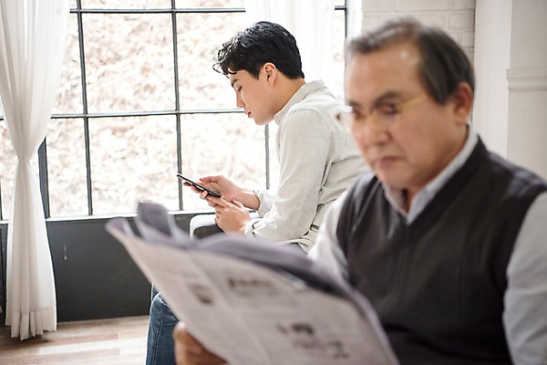 포토 JPG 할아버지 노년 남자 아들 창문 가족 실내 앉기 상반신 성인 두명 옆모습 30대 스마트폰 한국인 신문 아빠 60대 단절 부자지간 남자만 국내포토 뷰포인트 관계 모션 사람 동양인 내부 간행물 장년 핸드폰 스마트기기 뉴스 파일형식