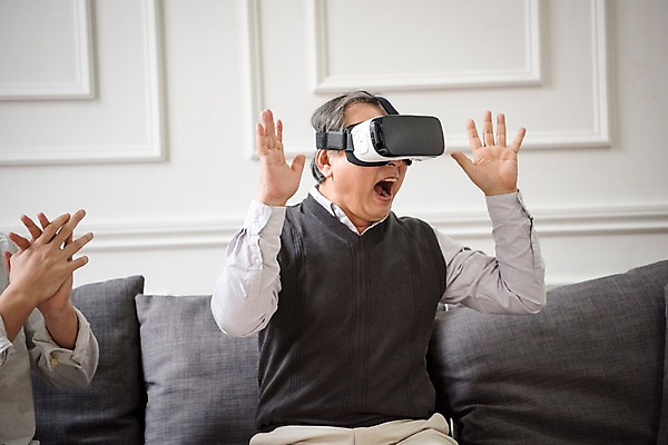 포토 JPG 손 할아버지 노년 남자 아들 가족 실내 앉기 상반신 성인 두명 앞모습 신체부위 30대 소파 놀람 한국인 체험 아빠 60대 즐거움 부자지간 가상현실 남자만 오큘러스 VR기기 국내포토 감정 뷰포인트 컨셉 의자 관계 모션 표정 사람 동양인 내부 장년 기계 파일형식