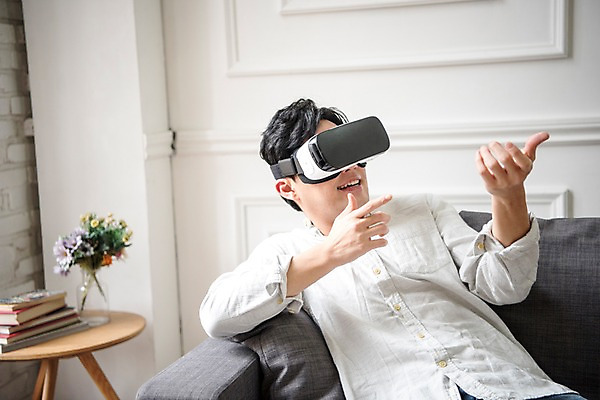 포토 JPG 남자 거실 실내 한명 앉기 상반신 성인 앞모습 30대 소파 한국인 체험 즐거움 총쏘기 가상현실 성인남자한명만 오큘러스 VR기기 국내포토 1 감정 뷰포인트 컨셉 의자 모션 사람 동양인 내부 장년 기계 남자한명만 성인남자만 파일형식