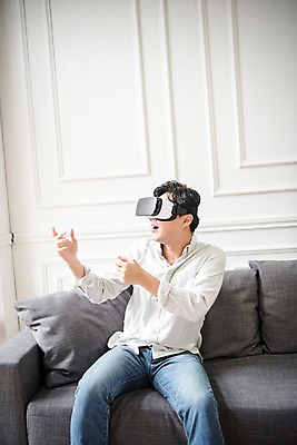 포토 JPG 남자 거실 실내 한명 앉기 상반신 성인 앞모습 30대 소파 한국인 체험 즐거움 총쏘기 가상현실 성인남자한명만 오큘러스 VR기기 국내포토 1 감정 뷰포인트 컨셉 의자 모션 사람 동양인 내부 장년 기계 남자한명만 성인남자만 파일형식