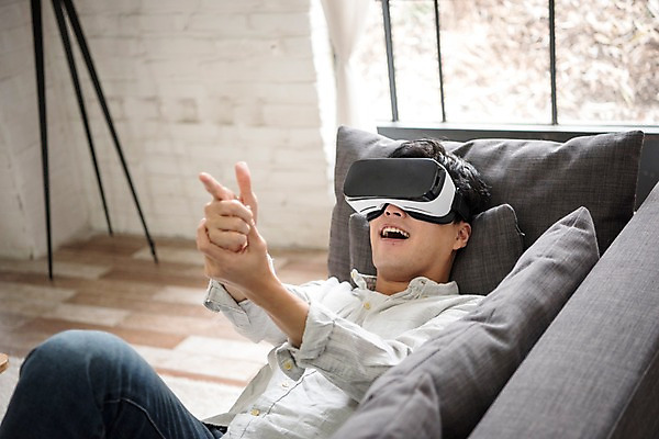 포토 JPG 남자 거실 실내 한명 손짓 상반신 성인 앞모습 30대 소파 눕기 한국인 체험 즐거움 총쏘기 가상현실 성인남자한명만 오큘러스 VR기기 국내포토 1 감정 뷰포인트 컨셉 의자 모션 사람 동양인 내부 장년 기계 남자한명만 성인남자만 파일형식