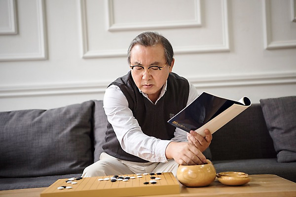 포토 JPG 할아버지 노년 남자 거실 실내 한명 들기 앉기 상반신 취미 앞모습 책 소파 한국인 60대 연습 바둑 노인남자한명만 국내포토 1 뷰포인트 의자 모션 놀이 사람 동양인 성인 내부 남자한명만 노인남자만 파일형식