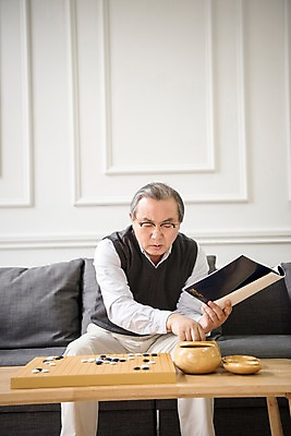 포토 JPG 할아버지 노년 남자 거실 실내 한명 들기 앉기 상반신 취미 앞모습 책 소파 한국인 60대 연습 바둑 노인남자한명만 국내포토 1 뷰포인트 의자 모션 놀이 사람 동양인 성인 내부 남자한명만 노인남자만 파일형식