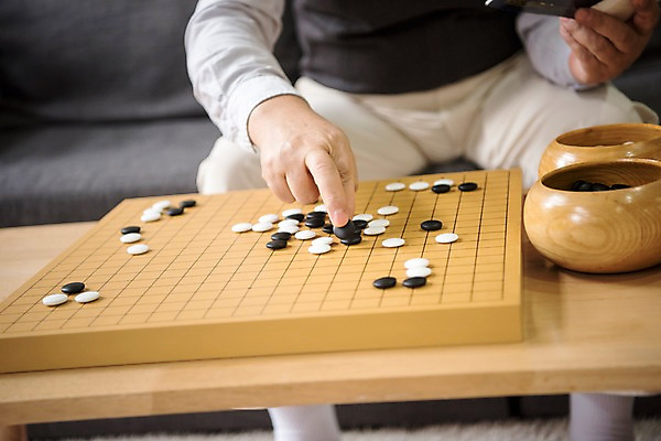 포토 JPG 손 할아버지 노년 남자 거실 실내 한명 앉기 상반신 취미 신체부위 소파 한국인 60대 연습 바둑 노인남자한명만 국내포토 1 의자 모션 놀이 사람 동양인 성인 내부 남자한명만 노인남자만 파일형식