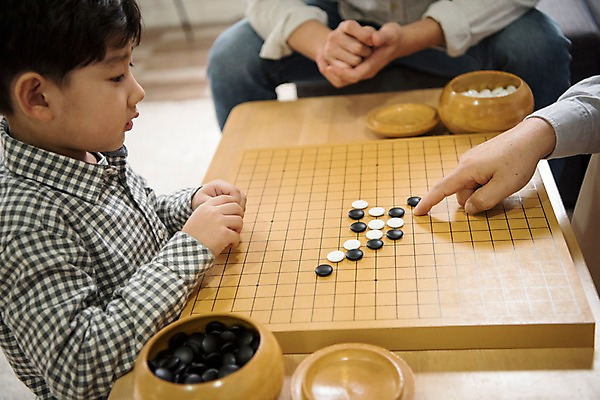 포토 JPG 손 할아버지 노년 남자 행복 아들 어린이 가족 실내 앉기 상반신 성인 옆모습 신체부위 세명 30대 한국인 아빠 60대 즐거움 바둑 부자3대 남자만 국내포토 감정 뷰포인트 관계 모션 놀이 사람 동양인 내부 장년 파일형식