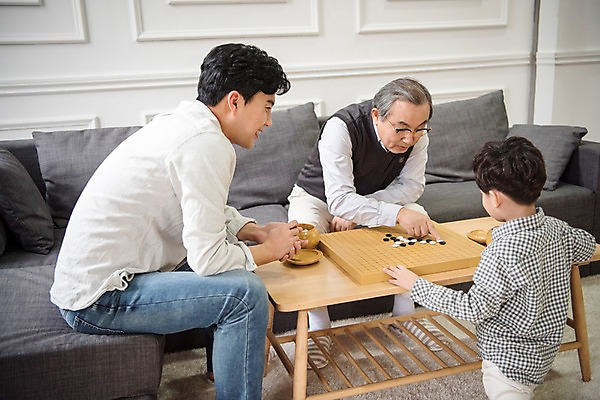 포토 JPG 전신 할아버지 노년 남자 행복 아들 어린이 가족 실내 앉기 상반신 성인 앞모습 옆모습 뒷모습 세명 30대 한국인 아빠 60대 즐거움 바둑 부자3대 남자만 국내포토 감정 뷰포인트 관계 모션 놀이 사람 동양인 내부 장년 파일형식