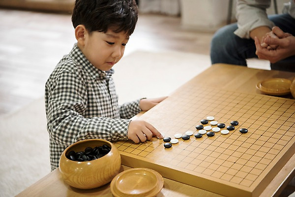 포토 JPG 손 남자 행복 아들 어린이 가족 실내 앉기 상반신 성인 두명 옆모습 신체부위 30대 한국인 아빠 즐거움 바둑 부자지간 남자만 국내포토 감정 뷰포인트 관계 모션 놀이 사람 동양인 내부 장년 파일형식