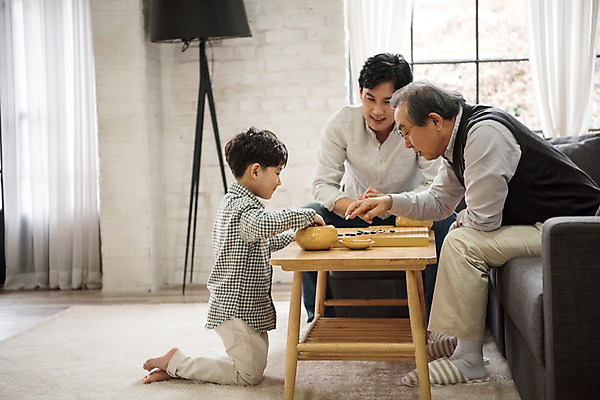 포토 JPG 전신 할아버지 노년 남자 행복 아들 어린이 가족 실내 앉기 성인 앞모습 옆모습 세명 30대 한국인 아빠 60대 즐거움 바둑 부자3대 남자만 국내포토 감정 뷰포인트 관계 모션 놀이 사람 동양인 내부 장년 파일형식