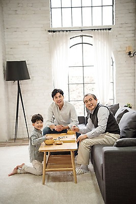 포토 JPG 전신 할아버지 노년 남자 행복 아들 어린이 가족 실내 웃음 앉기 성인 앞모습 옆모습 세명 30대 한국인 아빠 60대 즐거움 바둑 부자3대 남자만 국내포토 감정 뷰포인트 관계 모션 놀이 표정 사람 동양인 내부 장년 파일형식 인종