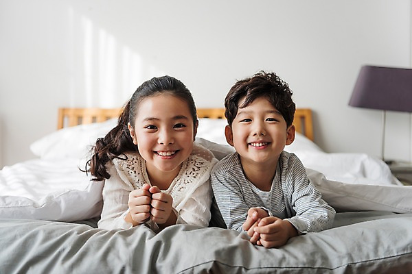 포토 JPG 여자 남자 어린이 엎드리기 가족 실내 남매 웃음 상반신 두명 앞모습 10대 침실 이불 한국인 침대 어린이만 국내포토 뷰포인트 가구 관계 침구 모션 청소년 표정 사람 동양인 내부 파일형식