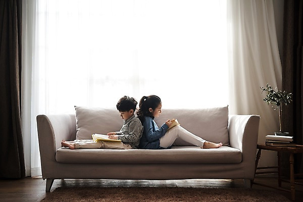 포토 JPG 전신 여자 남자 어린이 거실 가족 실내 남매 앉기 두명 옆모습 10대 책 소파 독서 한국인 등맞대기 어린이만 국내포토 뷰포인트 의자 관계 모션 청소년 사람 동양인 내부 파일형식