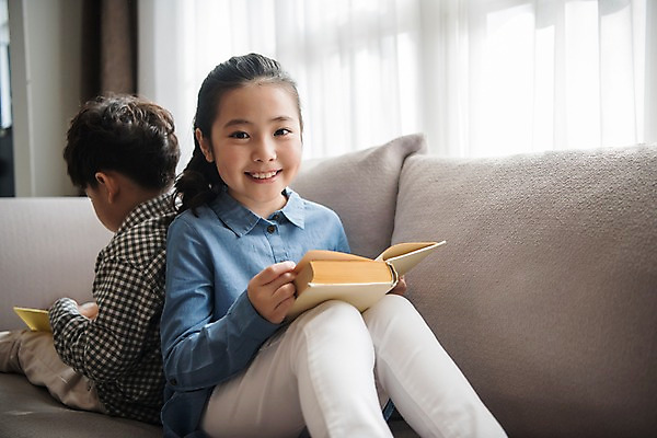 포토 JPG 여자 남자 어린이 가족 실내 남매 웃음 앉기 상반신 두명 앞모습 뒷모습 10대 책 소파 독서 한국인 등맞대기 어린이만 국내포토 뷰포인트 의자 관계 모션 청소년 표정 사람 동양인 내부 파일형식