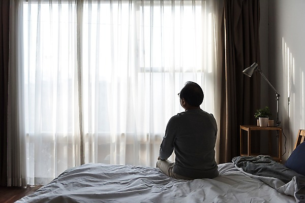 포토 JPG 할아버지 노년 남자 탁자 조명 실내 한명 앉기 상반신 뒷모습 침실 한국인 침대 커튼 60대 노인남자한명만 국내포토 1 뷰포인트 가구 모션 사람 동양인 성인 내부 남자한명만 노인남자만 파일형식