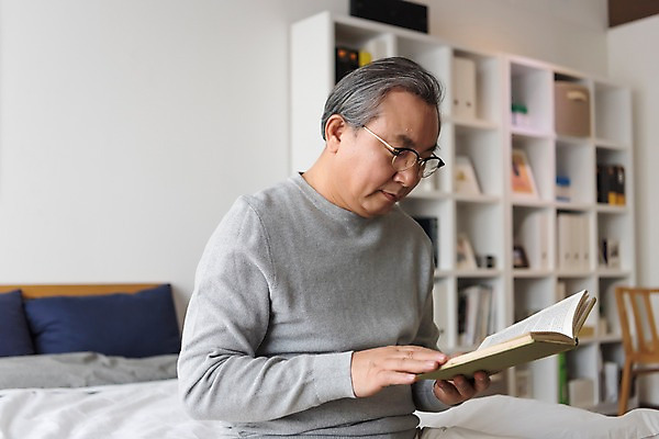 포토 JPG 할아버지 노년 남자 책장 실내 한명 들기 앉기 상반신 옆모습 책 독서 침실 한국인 침대 60대 노인남자한명만 평생교육 국내포토 1 교육 뷰포인트 가구 모션 사람 동양인 성인 내부 남자한명만 노인남자만 파일형식