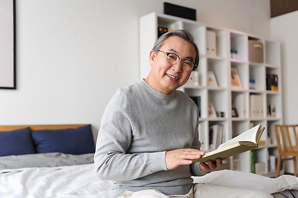 포토 JPG 할아버지 노년 남자 책장 실내 한명 웃음 들기 앉기 상반신 앞모습 책 독서 침실 한국인 침대 60대 노인남자한명만 평생교육 국내포토 1 교육 뷰포인트 가구 모션 표정 사람 동양인 성인 내부 남자한명만 노인남자만 파일형식 생활용품 인종 남자만 노인만 오브젝트 성인만