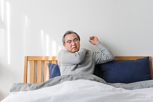 포토 JPG 할아버지 노년 남자 실내 한명 앉기 상반신 앞모습 침실 고통 한국인 침대 60대 어깨 어깨통증 노인남자한명만 국내포토 1 감정 뷰포인트 가구 모션 사람 동양인 성인 내부 신체부위 질병 남자한명만 노인남자만 파일형식