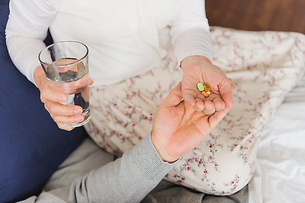 포토 JPG 손 여자 할아버지 노년 남자 할머니 가족 실내 상반신 두명 신체부위 물 약 노부부 한국인 침대 60대 간호 물컵 주기 노인만 국내포토 자연요소 부부 가구 의학 관계 모션 사람 동양인 성인 내부 컵 성인만 파일형식