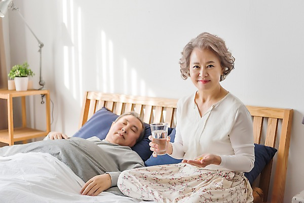 포토 JPG 여자 할아버지 노년 남자 할머니 가족 실내 웃음 앉기 상반신 두명 앞모습 물 눕기 약 노부부 침실 한국인 침대 60대 간호 물컵 주기 노인만 국내포토 수면_잠 자연요소 부부 뷰포인트 가구 의학 관계 모션 표정 사람 동양인 성인 내부 컵 잠 성인만 파일형식