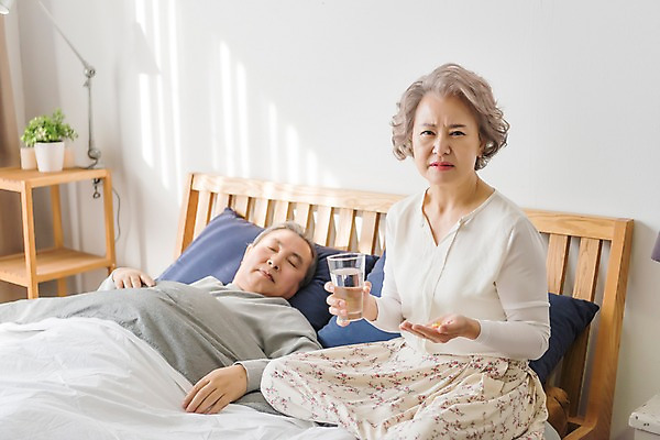 포토 JPG 여자 할아버지 노년 남자 할머니 가족 실내 앉기 상반신 두명 앞모습 물 눕기 약 노부부 침실 한국인 침대 찡그림 60대 간호 물컵 노인만 국내포토 수면_잠 자연요소 부부 뷰포인트 가구 의학 관계 모션 표정 사람 동양인 성인 내부 컵 잠 성인만 파일형식