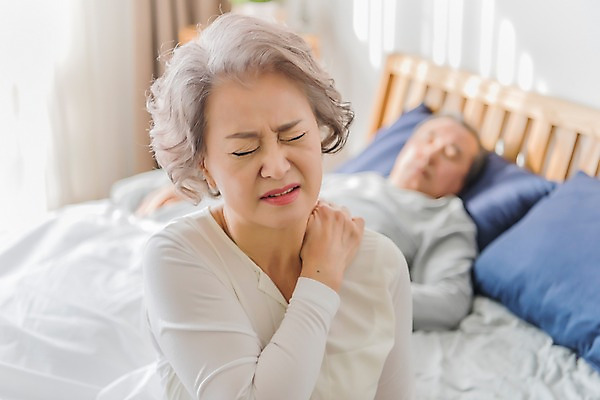 포토 JPG 여자 할아버지 노년 남자 할머니 가족 실내 앉기 상반신 두명 앞모습 아웃포커스 눕기 노부부 침실 한국인 침대 찡그림 60대 어깨 어깨통증 노인만 국내포토 부부 뷰포인트 가구 관계 모션 촬영기법 표정 사람 동양인 성인 내부 신체부위 질병 성인만 파일형식