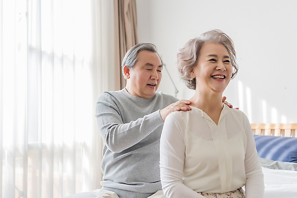 포토 JPG 여자 할아버지 노년 남자 할머니 가족 실내 웃음 앉기 상반신 두명 앞모습 노부부 침실 한국인 침대 마사지 60대 어깨 어깨주무르기 노인만 국내포토 부부 뷰포인트 가구 관계 모션 표정 사람 동양인 성인 내부 신체부위 주무르기 성인만 파일형식