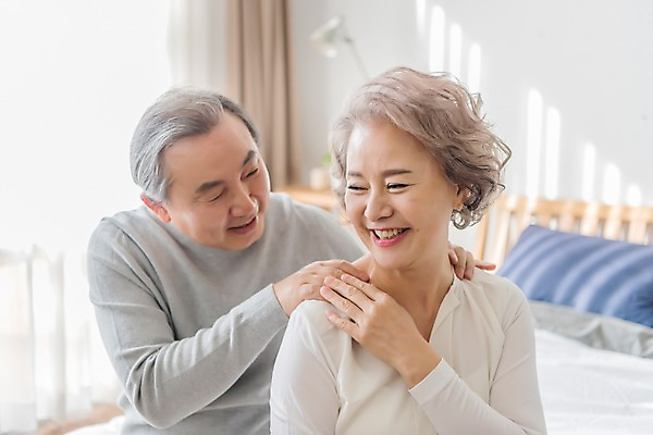 포토 JPG 여자 할아버지 노년 남자 할머니 가족 실내 웃음 앉기 상반신 두명 앞모습 노부부 침실 한국인 침대 마사지 60대 어깨 어깨주무르기 노인만 국내포토 부부 뷰포인트 가구 관계 모션 표정 사람 동양인 성인 내부 신체부위 주무르기 성인만 파일형식