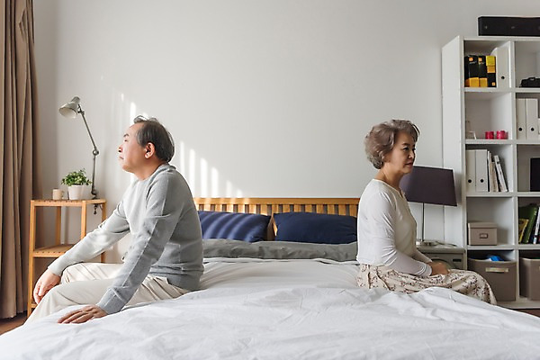 포토 JPG 여자 할아버지 노년 남자 할머니 가족 책장 실내 앉기 상반신 두명 옆모습 노부부 침실 한국인 침대 60대 싸움 부부싸움 노인만 국내포토 부부 뷰포인트 가구 관계 모션 사람 동양인 성인 내부 성인만 파일형식