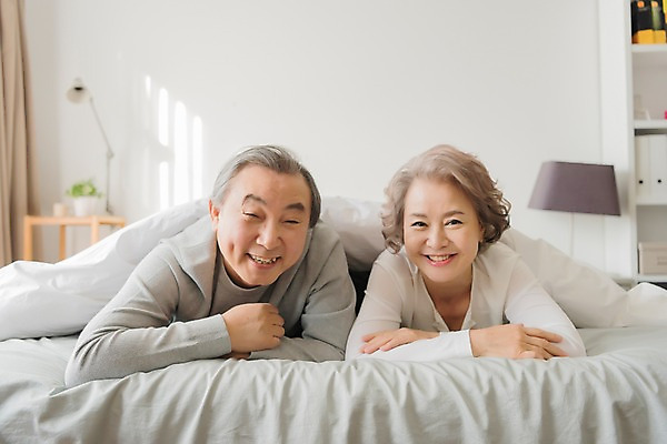 포토 JPG 여자 할아버지 노년 남자 할머니 엎드리기 가족 실내 웃음 상반신 두명 앞모습 노부부 침실 이불 한국인 침대 60대 노인만 국내포토 부부 뷰포인트 가구 관계 침구 모션 표정 사람 동양인 성인 내부 성인만 파일형식