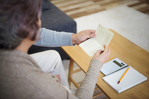 포토 JPG 여자 할아버지 노년 남자 할머니 거실 가족 탁자 실내 앉기 상반신 두명 옆모습 신체부위 소파 연필 노부부 공책 한국인 계산기 60대 통장 팔 노인만 국내포토 부부 뷰포인트 가구 의자 관계 모션 문구용품 학용품 사람 동양인 성인 내부 금융 필기구 장비 성인만 파일형식