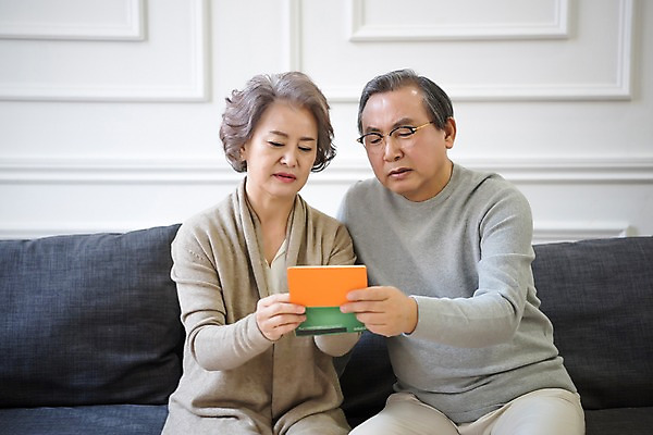 포토 JPG 여자 할아버지 노년 남자 할머니 거실 가족 실내 들기 앉기 상반신 두명 앞모습 소파 노부부 한국인 60대 통장 노인만 국내포토 부부 뷰포인트 의자 관계 모션 사람 동양인 성인 내부 금융 성인만 파일형식