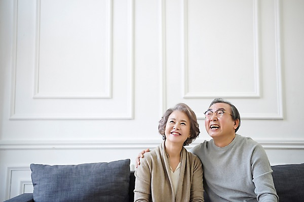 포토 JPG 여자 할아버지 노년 남자 행복 할머니 거실 가족 실내 웃음 앉기 상반신 두명 앞모습 소파 노부부 한국인 60대 즐거움 노인만 어깨에손 국내포토 부부 감정 뷰포인트 의자 관계 모션 표정 사람 동양인 성인 내부 성인만 파일형식