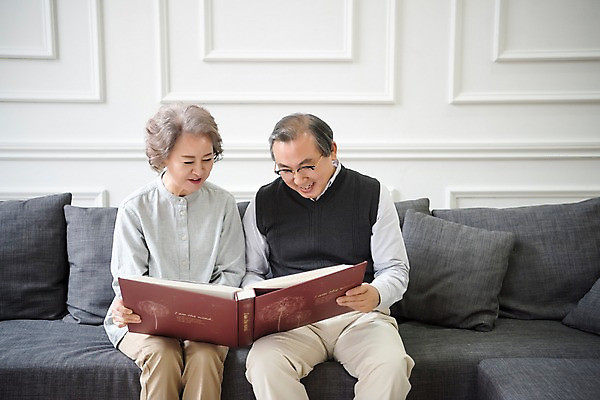 포토 JPG 여자 할아버지 노년 남자 할머니 거실 가족 실내 웃음 앉기 상반신 두명 앞모습 소파 노부부 한국인 60대 앨범 즐거움 노인만 국내포토 부부 감정 뷰포인트 의자 관계 모션 표정 사람 동양인 성인 내부 성인만 파일형식