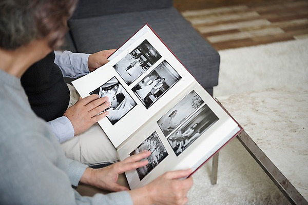 포토 JPG 여자 할아버지 노년 남자 할머니 거실 가족 실내 앉기 상반신 두명 옆모습 신체부위 소파 노부부 한국인 60대 앨범 노인만 국내포토 부부 뷰포인트 의자 관계 모션 사람 동양인 성인 내부 성인만 파일형식