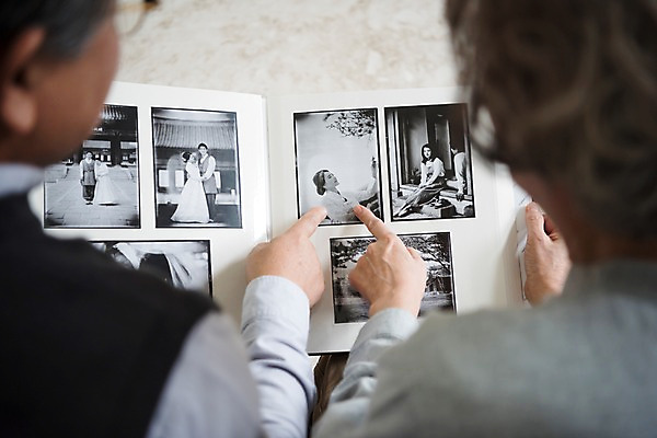 포토 JPG 여자 할아버지 노년 남자 할머니 거실 가족 실내 앉기 상반신 두명 뒷모습 소파 노부부 한국인 가리킴 60대 앨범 노인만 국내포토 부부 뷰포인트 의자 관계 모션 사람 동양인 손짓 성인 내부 성인만 파일형식