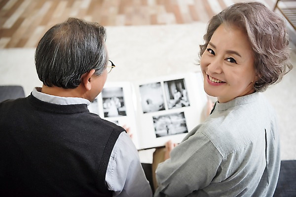 포토 JPG 여자 할아버지 노년 남자 할머니 거실 가족 실내 웃음 앉기 상반신 두명 뒷모습 소파 노부부 한국인 뒤돌아보기 60대 앨범 노인만 국내포토 부부 뷰포인트 의자 관계 모션 표정 사람 동양인 성인 내부 성인만 파일형식