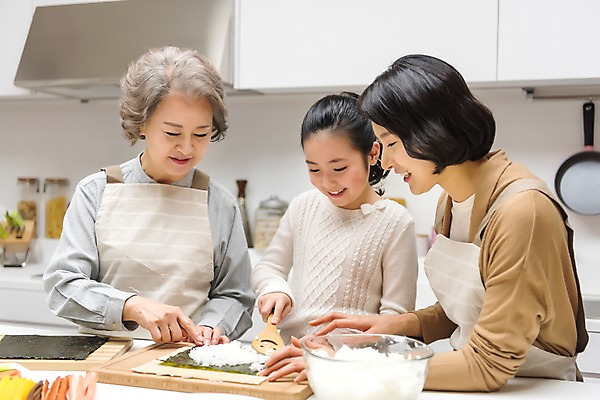 포토 JPG 여자 노년 딸 할머니 어린이 가족 모녀 엄마 손녀 실내 요리 서기 웃음 상반신 성인 앞모습 10대 세명 30대 주방 한국인 60대 삼대 김밥 여자만 국내포토 음식 뷰포인트 관계 모션 청소년 표정 사람 동양인 내부 장년 손주 파일형식
