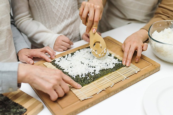 포토 JPG 손 여자 노년 딸 할머니 어린이 가족 밥 모녀 엄마 손녀 실내 요리 상반신 성인 신체부위 10대 세명 30대 주방 한국인 60대 김 삼대 김밥 주걱 여자만 국내포토 음식 관계 청소년 주방용품 사람 동양인 내부 장년 해조류 손주 파일형식