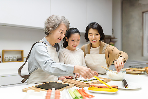 포토 JPG 여자 노년 딸 할머니 어린이 가족 모녀 엄마 손녀 실내 요리 서기 웃음 상반신 성인 앞모습 10대 세명 30대 주방 한국인 60대 삼대 김밥 여자만 국내포토 음식 뷰포인트 관계 모션 청소년 표정 사람 동양인 내부 장년 손주 파일형식