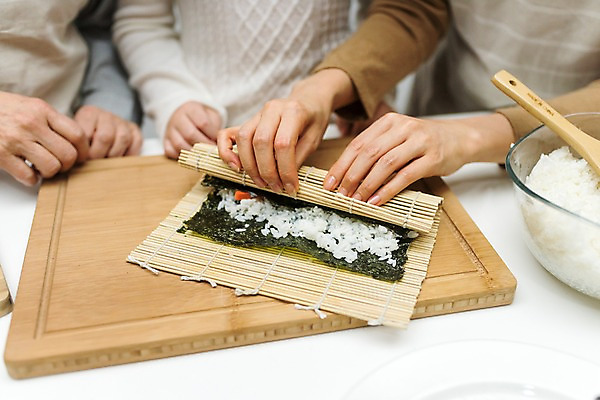 포토 JPG 손 여자 노년 딸 할머니 어린이 가족 모녀 엄마 손녀 실내 요리 서기 상반신 성인 신체부위 10대 세명 30대 한국인 60대 삼대 김밥 여자만 국내포토 음식 관계 모션 청소년 사람 동양인 내부 장년 손주 파일형식