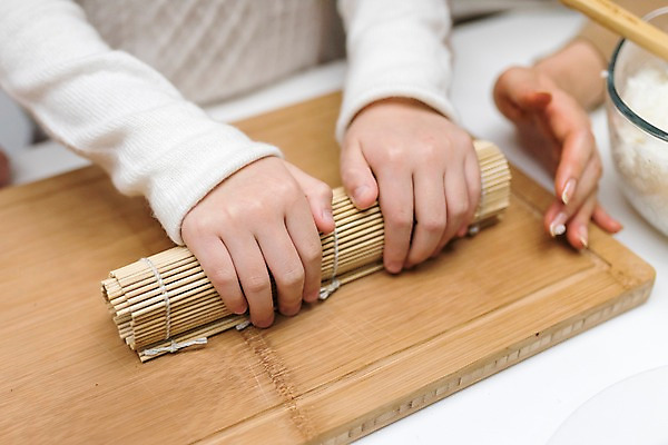 포토 JPG 손 여자 딸 어린이 가족 엄마 실내 요리 서기 상반신 성인 두명 신체부위 10대 30대 한국인 김밥 여자만 국내포토 음식 관계 모션 청소년 사람 동양인 내부 장년 파일형식