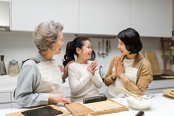 포토 JPG 여자 노년 딸 할머니 어린이 가족 모녀 엄마 손녀 실내 요리 서기 웃음 상반신 성인 앞모습 10대 세명 30대 주방 한국인 60대 박수 삼대 김밥 여자만 국내포토 음식 뷰포인트 관계 모션 청소년 표정 사람 동양인 손짓 내부 장년 손주 파일형식