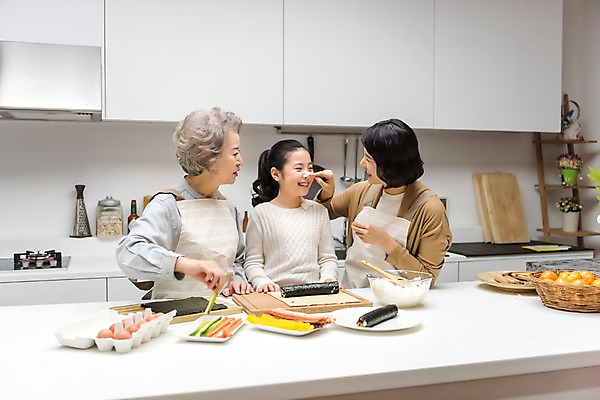 포토 JPG 여자 노년 딸 할머니 어린이 장난 가족 모녀 엄마 손녀 실내 요리 서기 웃음 상반신 성인 앞모습 10대 세명 30대 주방 한국인 60대 삼대 김밥 여자만 국내포토 음식 뷰포인트 관계 모션 청소년 표정 사람 동양인 내부 장년 손주 파일형식
